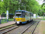 thueringen-10/700912/wenige-meter-vom-db-bahnhof-reinhardsbrunn Wenige Meter vom DB Bahnhof Reinhardsbrunn befindet sich die Station von der Thüringer Waldbahn.Am 29.Mai 2020 fotografierte ich den Tw 303 von Tabarz nach Gotha.