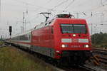 BR 101/714911/101-054-5-mit-ic-2217stralsund-karlsruhebei-der 101 054-5 mit IC 2217(Stralsund-Karlsruhe)bei der Einfahrt im Rostocker Hbf.03.10.2020