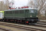 br-142holzroller/731641/242-001-6142-001-7stand-am-abend-des 242 001-6(142 001-7)stand am Abend des 09.04.2021 in Rostock-Bramow.