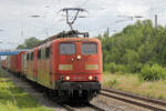 BR 151/821435/151-031-2-mit-151-028-8-und 151 031-2 mit 151 028-8 und Seekistern am Haken, durchfährt am 07.08.2023 den Tostedter Bahnhof.