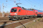 BR 182/730942/182-023-2-mit-re-4305hamburg-rostockbei-der 182 023-2 mit RE 4305(Hamburg-Rostock)bei der Einfahrt im Rostocker Hbf.03.04.2021