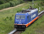 BR 185/562036/185-419-9-von-raildox-als-tfzf 185 419-9 von Raildox als Tfzf bei der Durchfahrt am 18.06.2017 im Haltepunkt Rostock-Kassebohm.