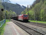 BR 185/813172/aus-richtung-probstzella-rauschte-185-244am Aus Richtung Probstzella rauschte 185 244,am 27.April 2023,durch den Bahnhof Hockeroda.Links die Strecke nach Blankenstein.