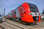 InnoTrans 2012/224430/auf-der-innotrans-2012-in-berlin Auf der InnoTrans 2012 in Berlin stand ein Desiro RUS fr Sotschi. Diese Zge werden von Siemens fr die RD (РЖД) - Russischen Eisenbahn AG gebaut. Die RD hat insgesamt 38 dieser Regionalzge fr die Stadt Sotschi bestellt. Mit einer Hhe von 4,85 und einer Breite von 3,48 Metern sind die Desiro RUS ware Kolosse auf den Schienen. Der erste Zug soll im Herbst 2013 in Betrieb genommen werden. Bei der RD tragen sie den Namen Lastochka 'kleine Schwalbe'. Die Desiro RUS knnen in einem Temperaturbereich von -40C bis +40C genutzt werden und sind damit gut geeignet fr die Olympischen Winterspiele 2014 in Sotschi. Sie knnen auch eine Steigung von vier Prozent berwinden und sie sind besonders umweltfreundlich. Der Desiro RUS verbraucht etwa 30 Prozent weniger Energie als die aktuell in Russland eingesetzten Regionalzge. 21.09.2012