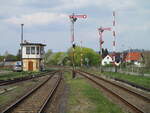 Formsignale/780336/alle-ausfahrsignale-im-bahnhof-immelborn-sind Alle Ausfahrsignale im Bahnhof Immelborn sind noch Formsignale.Auch die beiden Asfahrsignale G und H,in Richtung Bad Salzungen,werden noch vom Stellwerk aus bedient.Aufnahme vom 29.April 2022.
