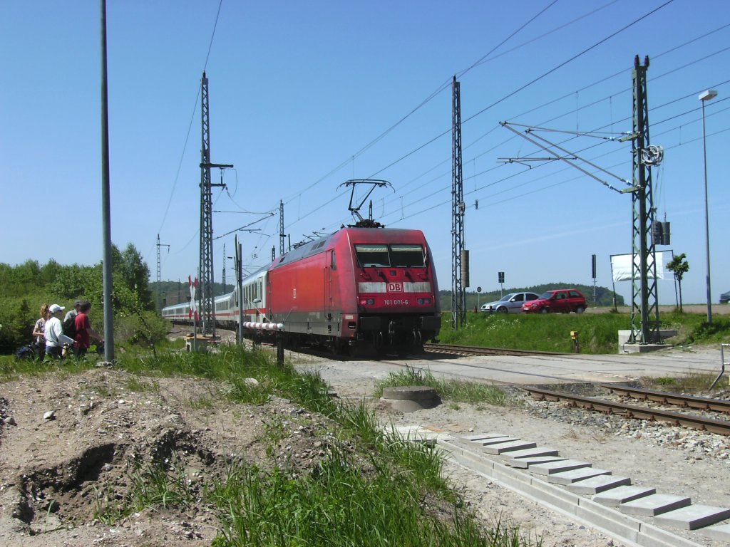 101 001 schob am 03.Juni 2010 den IC Binz-Frankfurt/Main aus den Bahnhof Lietzow.