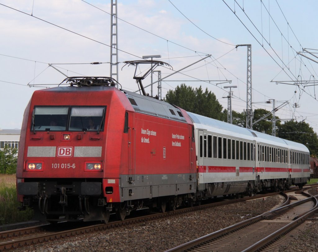 101 015-6 mit IC 1906 von Stuttgart Hbf nach Warnemnde bei der Durchfahrt im Haltepunkt Rostock-Bramow.04.08.2012