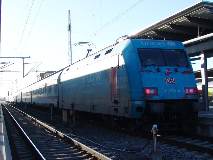 101 016-4 mit IC2217 von Stralsund Richtung Stuttgart Hbf kurz nach der Ankunft im Rostocker Hbf.(06.03.2011)