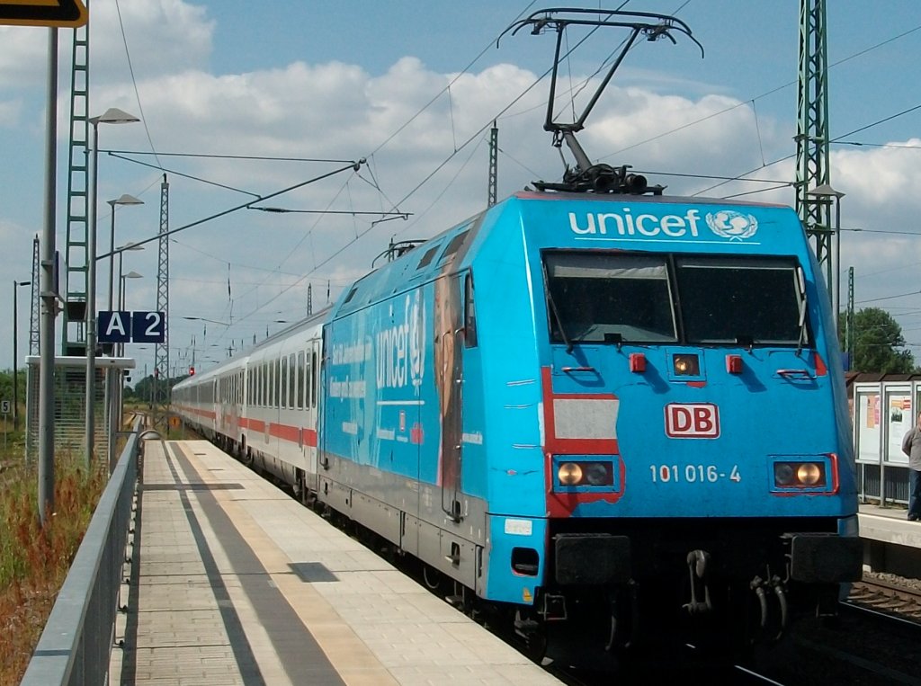 101 016 bei der Einfahrt mit dem IC Hannover-Binz am 19.Juli 2010 in Bergen/Rgen.