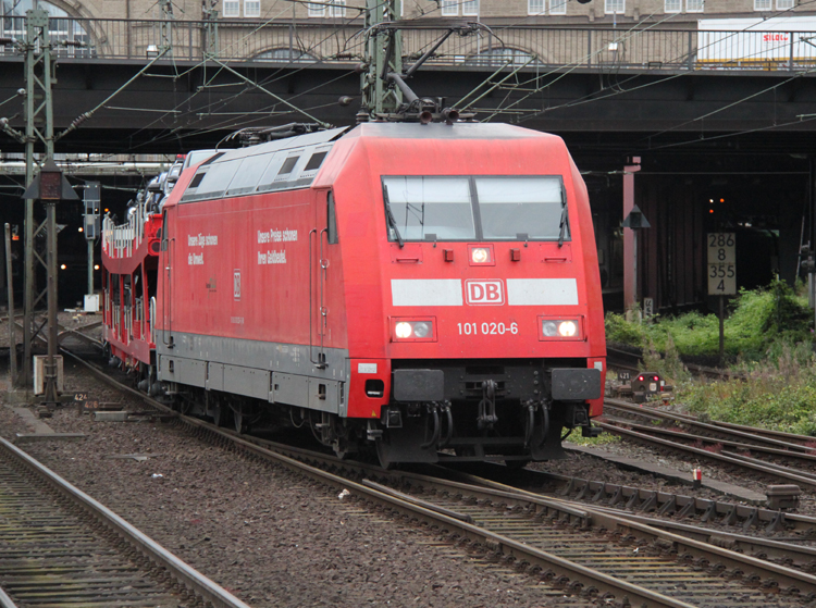 101 020-6 mit Nachtzug nach Hamburg-Altona bei der ausfahrt im Hamburger Hbf.(23.07.2011)