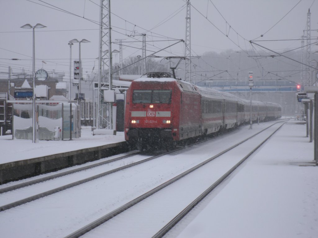 101 021-4 und der IC 2213 von Binz nach Stuttgart,am 06.Februar 2013,beim erneuten Wintereinbruch in Bergen/Rgen.