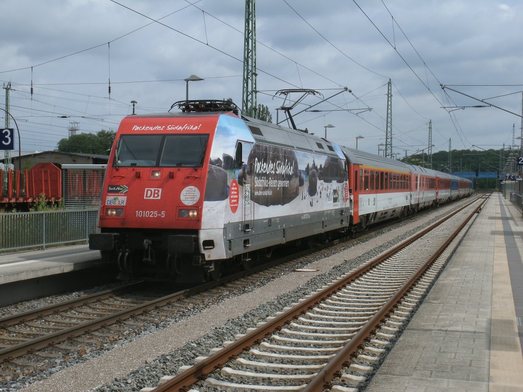 101 025-5 durfte,am 01.Juli 2012 den EC 379 Binz-Brno bespannen.Hier beim Halt in Bergen/Rgen.