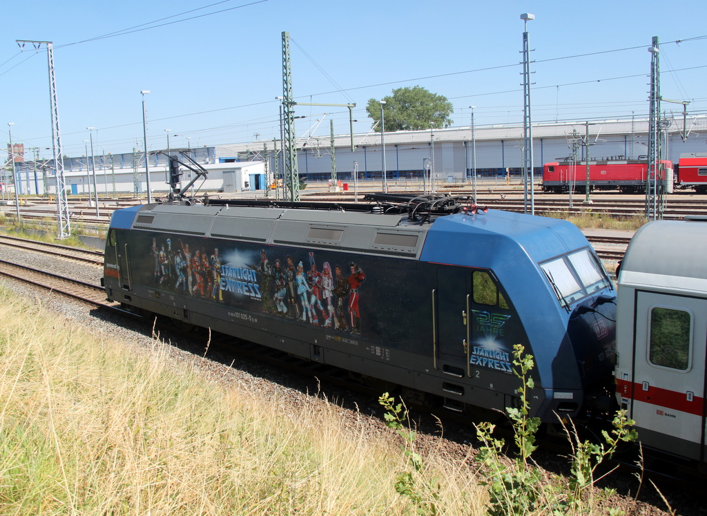 101 025-5 mit IC 2213 von Ostseebad Binz nach Stuttgart Hbf bei der Ausfahrt im Rostocker Hbf.02.08.2013