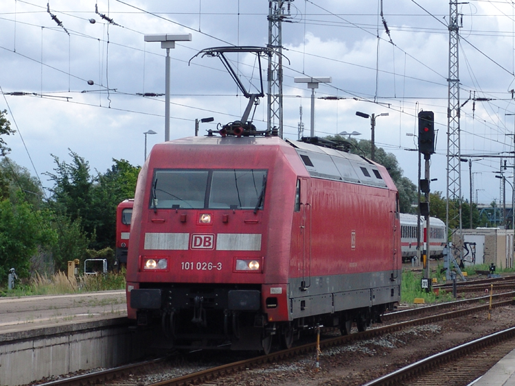 101 026-3 beim Rangieren im Bahnhof Stralsund.(28.08.10)