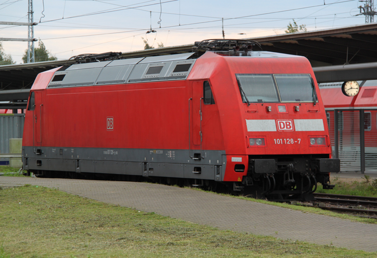 101 028-7 abgestellt im Rostocker Hbf und wartet auf den nchsten Einsatz nach Hamburg/Kln.17.09.2011