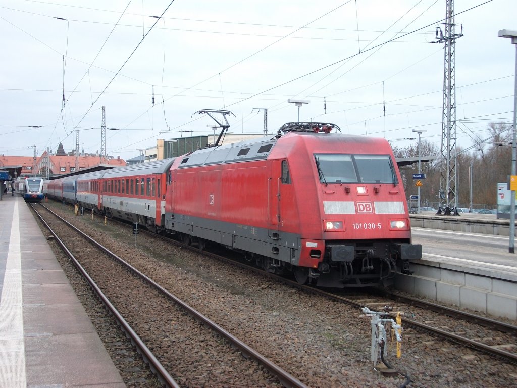 101 030 mit dem EC 379 Stralsund-Brno am 18.Januar 2011 vor der Abfahrt in Stralsund.