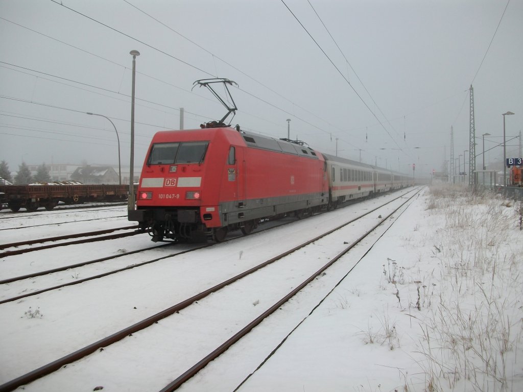 101 047 fuhr mit dem IC Koblenz-Binz am 07.Dezember 2010 ber die Gtergleise in Bergen/Rgen durch.