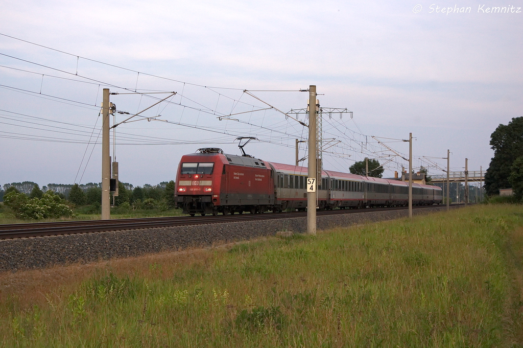 101 051-1 mit dem EC 172  Vindobona  von Villach Hbf nach Hamburg-Altona in Vietznitz. 12.06.2013