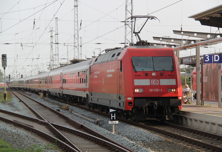 101 051-1 mit IC2216 von Stuttgart Hbf nach Greifswald/Warnemnde bei der Einfahrt im Rostocker Hbf.03.09.2011