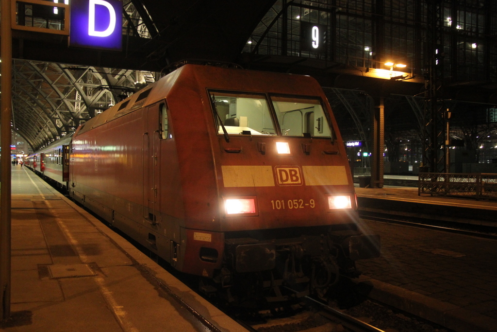 101 052-9 mit CNL 458/IC 61458 von Praha hl.n.nach Zrich/Erfurt Hbf kurz vor der Ausfahrt im Leipziger Hbf.12.04.2013