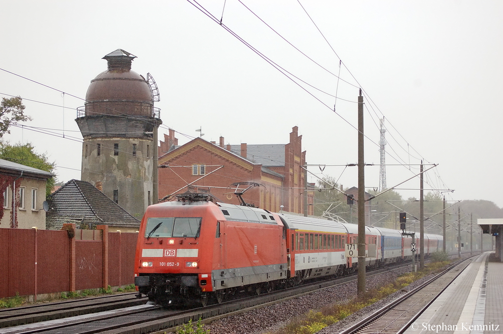 101 052-9 mit dem EC 176 von Brno hl.n. nach Hamburg-Altona. Wegen Beeintrchtigung durch Vandalismus zwischen Berlin-Spandau und Wittenberge wurde dieser Eurocity ber Rathenow umgeleitet. 11.10.2011