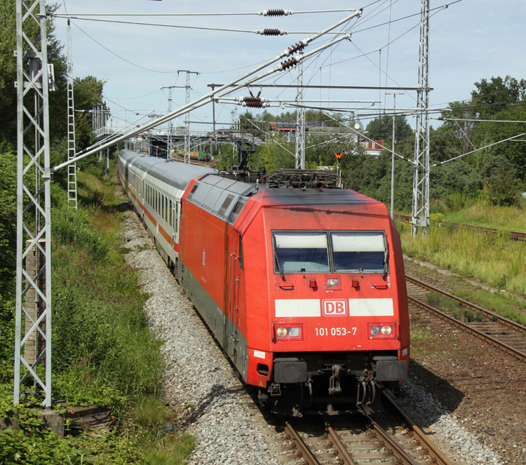 101 053-7 mit IC2239 von Warnemnde nach Dresden Hbf kurz nach der ausfahrt im Bahnhof Rostock-Bramow.(31.07.2011)