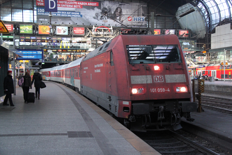 101 059-4 mit DB-Autozug AZ41336  von Hamburg-Altona nach Alessandria bei der Durchfahrt im Hamburger Hbf.20.11.2011