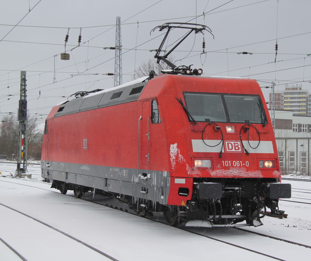 101 061-0 stand am 10.03.2013 im Rostocker Hbf und musste noch auf dem IC 2213 nach Stuttgart Hbf warten.
