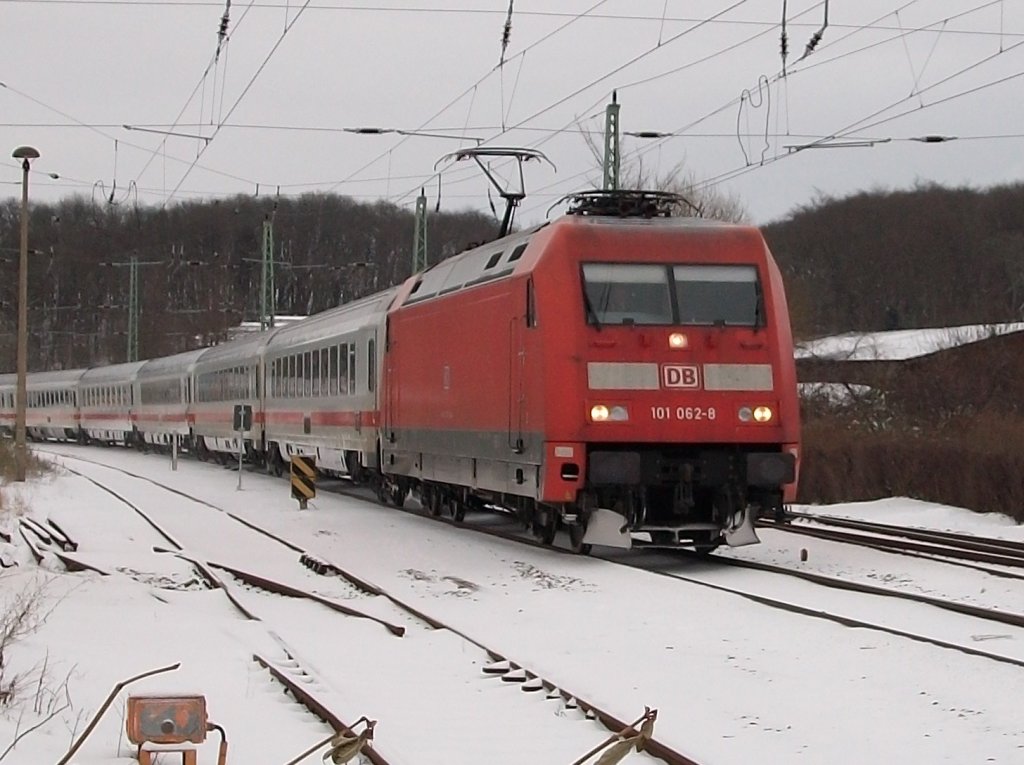 101 062 am 16.Dezember 2010 mit dem IC 2213 Binz-Stuttgart in Bergen/Rgen.