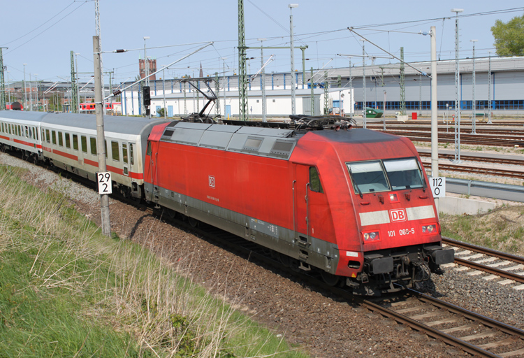 101 068-5 mit IC 2239 von Warnemnde nach Dresden Hbf kurz nach der Ausfahrt im Rostocker Hbf.(29.04.2011)