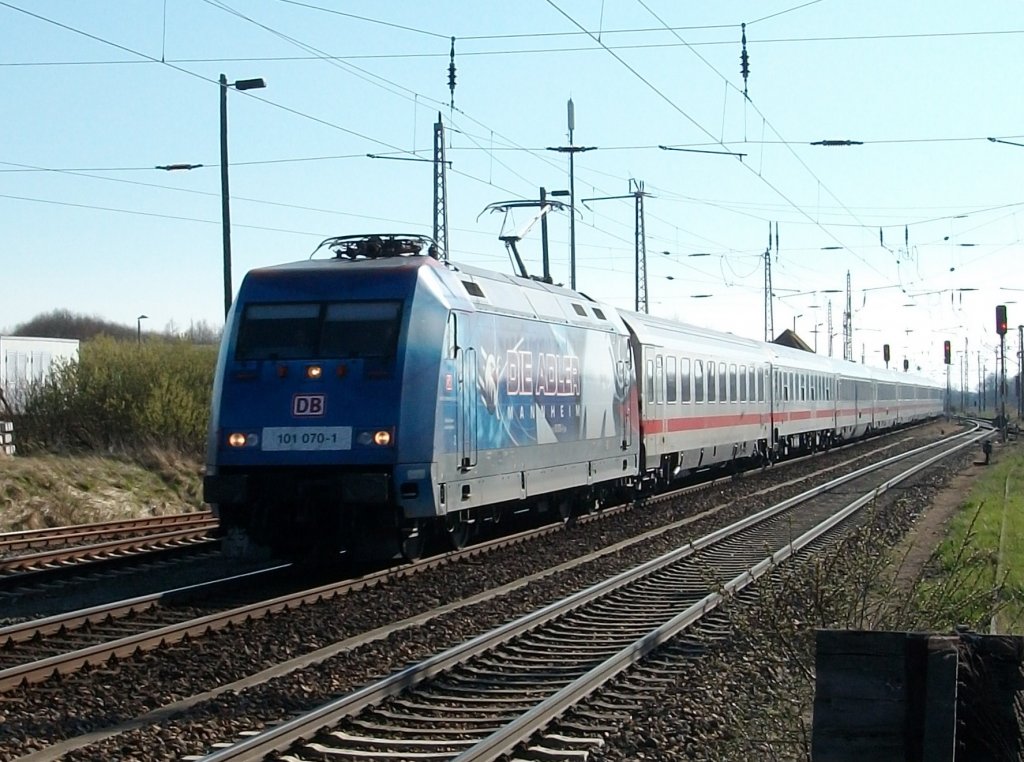 101 070 hat mit dem IC 2376 Karlsruhe-Binz Einfahrt am 24.April 2010 in Bergen/Rgen.