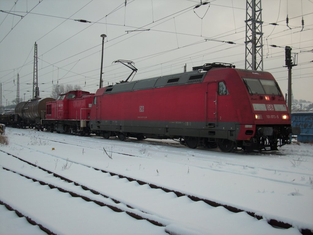 101 073 und 298 325 brachten am 21.Dezember 2009 einen Gterzug zusammen von Mukran nach Bergen/Rgen.