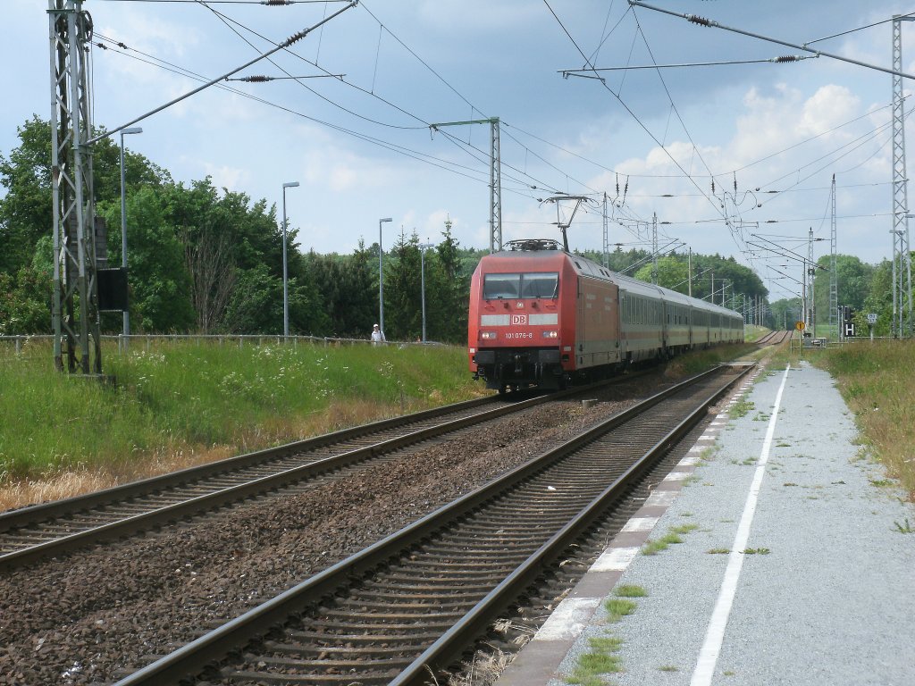 101 076-8 fuhr mit dem IC 2184 Hannover-Binz,am 09.Juni 2012,durch die Station Teschenhagen.