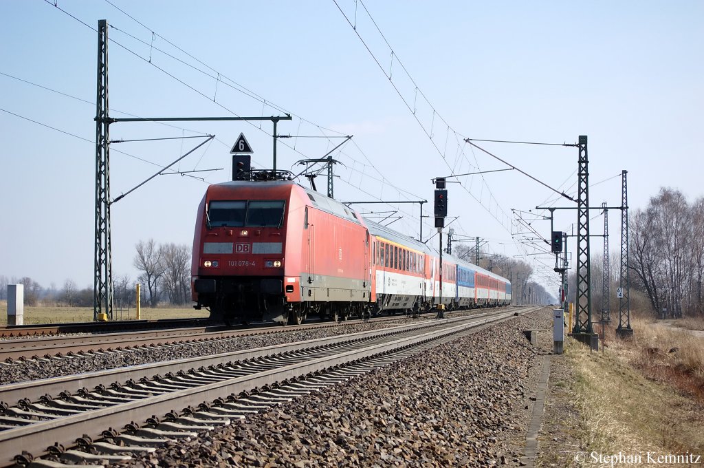 101 078-4 mit dem EC 176 von Brno hl.n. nach Hamburg-Altona in Friesack(Mark). 22.03.2011