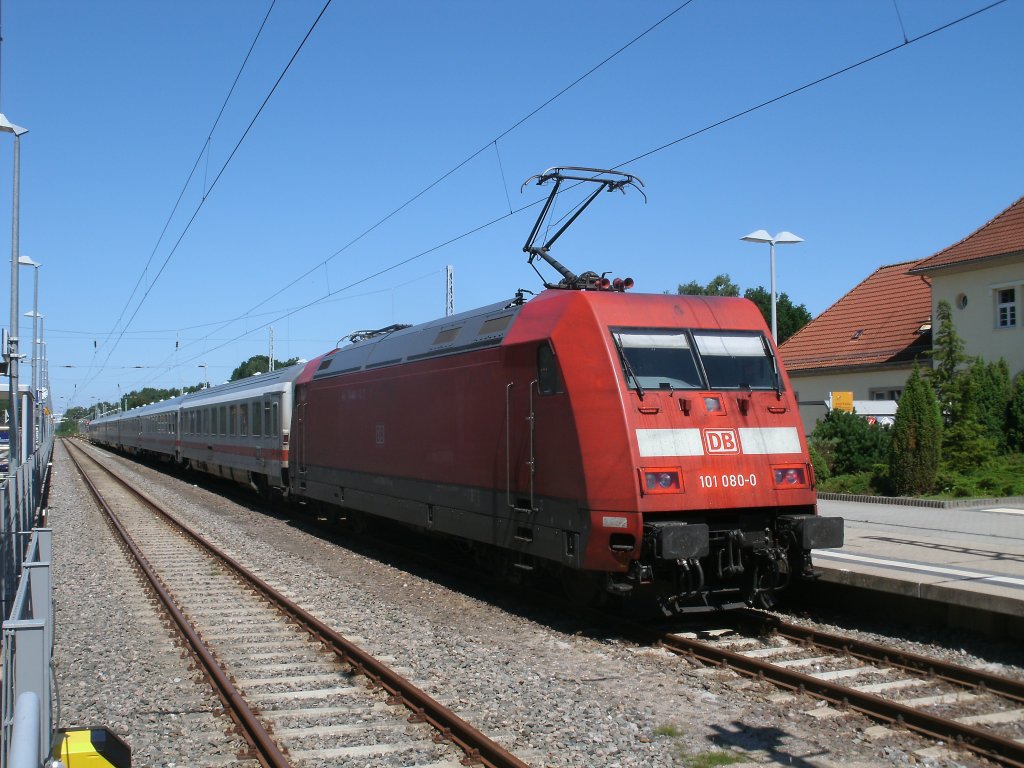 101 080 stand,am 06.Juli 2011,mit dem IC nach Hamburg in Binz bereit.