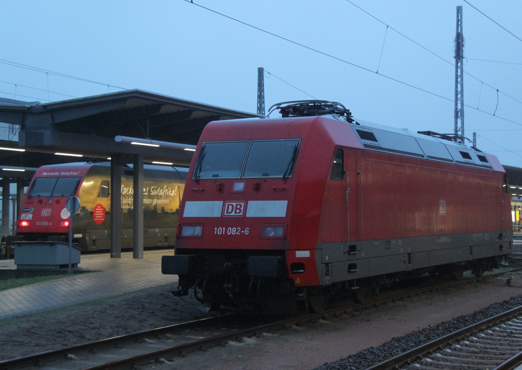 101 082-6 abgestellt im Rostocker Hbf neben an steht 101 016-4 mit IC2217 Strlasund-Stuttgart.02.02.2013