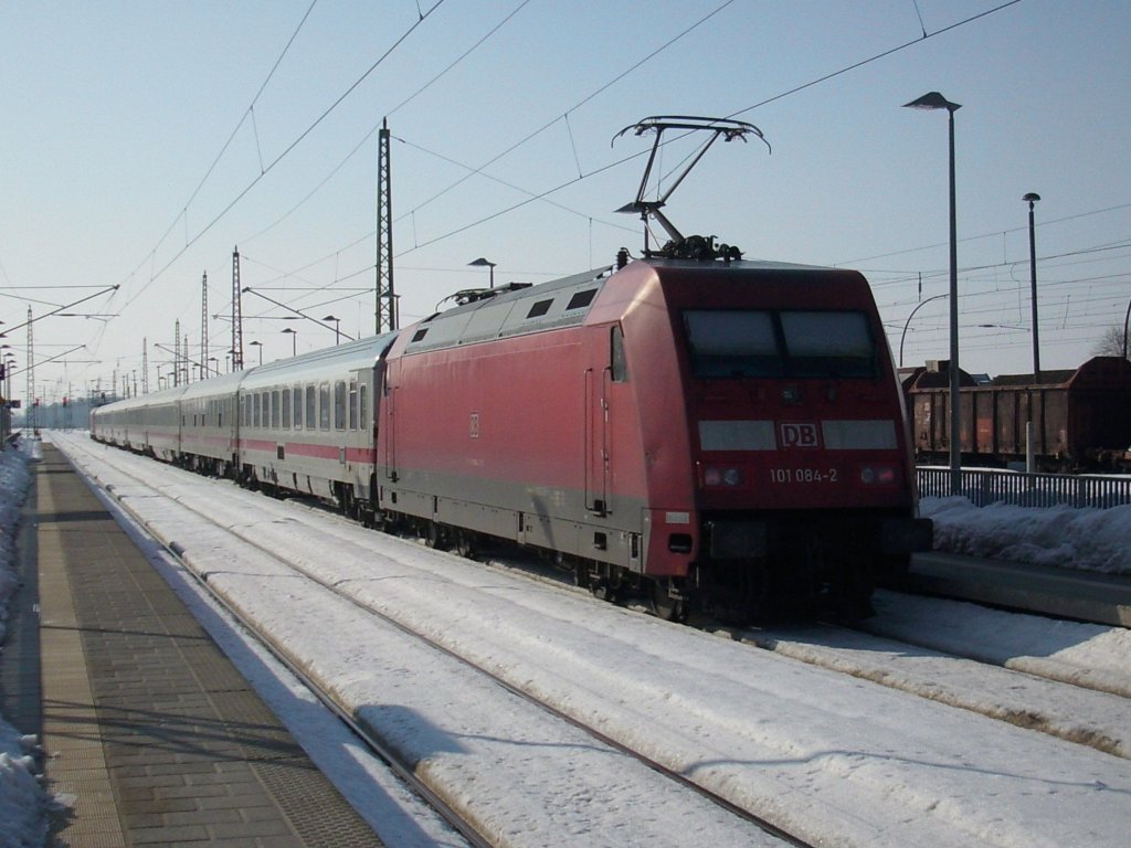 101 084 am 20.Februar 2010 mit dem IC Binz-Frankfurt/Main in Bergen/Rgen.
