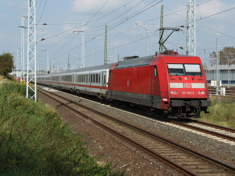 101 093-3+120 112-8(hinten)mit IC2209 von Warnemnde nach Mnchen Hbf kurz nach der Ausfahrt im Rostocker Hbf.24.09.2011