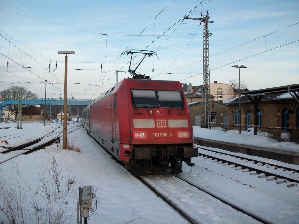101 098 schob den IC 2212 Koblenz-Binz von Rostock nach Binz am 05.Januar 2011 aus Bergen/Rgen.
