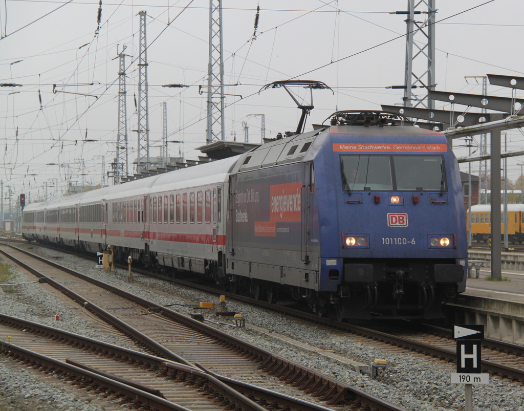 101 100-6 mit IC 2287 von Ostseebad Binz nach Hamburg Hbf bei der Einfahrt im Rostocker Hbf.21.10.2012