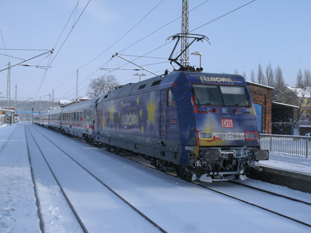 101 101-4 und der IC 2184 aus Hannover,am 04.Februar 2012,beim Erreichen von Bergen/Rgen.Nach dem Halt ging es weiter zur Endstation Binz.