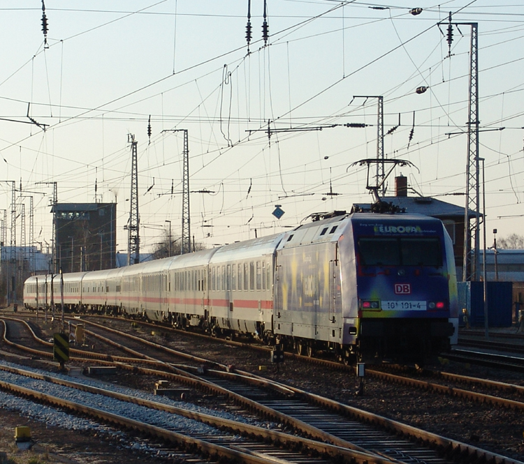 101 101-4 mit IC2517 von Stralsund Hbf nach Bad Kleinen bei der Ausfahrt im Rostocker Hbf.(27.03.2011)