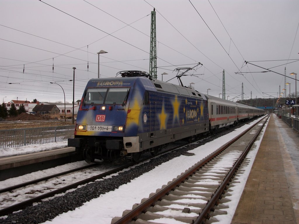 101 101 am 12.Januar 2011 mit dem IC 2213 von Binz nach Stuttgart in Bergen/Rgen. 