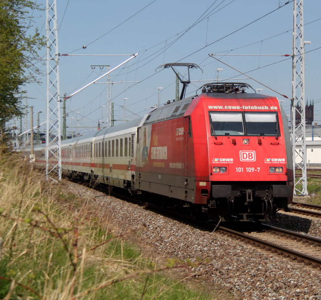 101 109-7 mit IC 2239 von Warnemnde nach Dresden Hbf bei der Ausfahrt im Rostocker Hbf.05.05.2013