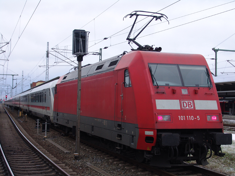 101 110-5 mit IC2213 von Ostseebad Binz Richtung Stuttgart Hbf kurz vor der Ausfahrt im Rostocker Hbf.(12.12.10)