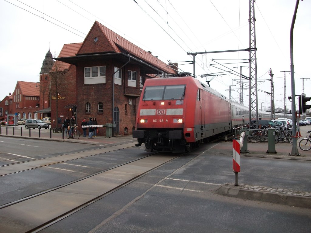 101 118 berquerte am 18.Januar 2011 in Stralsund den Bahnbergang Tribseer Damm.