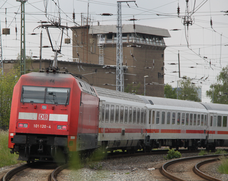 101 120-4 mit IC2287 Ostseebad Binz nach Hamburg Hbf bei der Einfahrt im Rostocker Hbf.(29.05.2011)