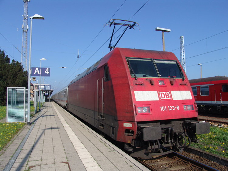 101 123-8 mit IC2239 Leipzig-Warnemnde kurz nach der Ankunft im Bahnhof Warnemnde(09.10.10)
