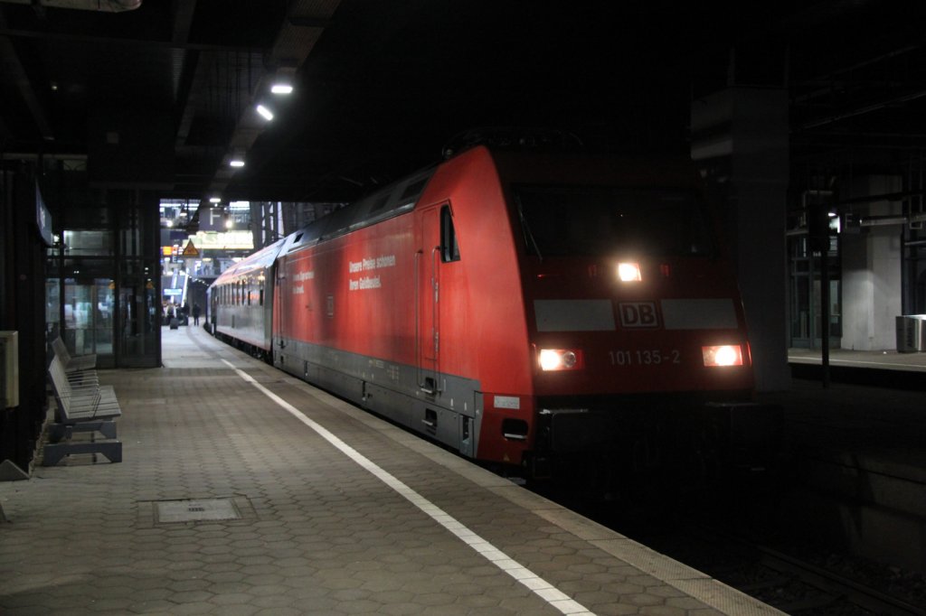 101 135-2 mit EN 490/D 60490 von Wien Westbahnhof/Nrnberg Hbf nach Hamburg-Altona kurz nach der Ankunft im Hamburger Hbf.10.03.2012