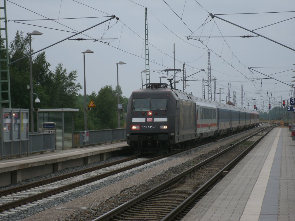 101 141-0 hatte,am 16.Juni 2012,mit dem EC 378 Wien-Binz Einfahrt in Bergen/Rgen.